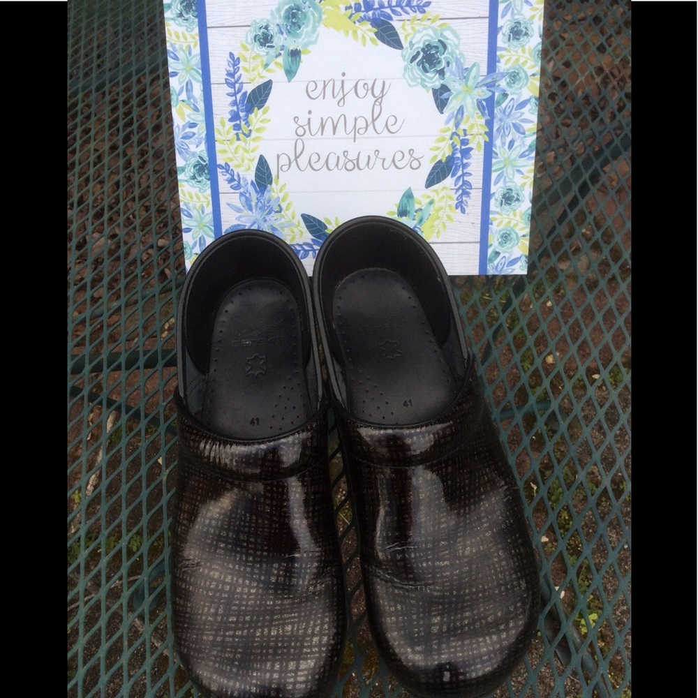 Dansko Grid Pattern Clogs Size 11 - image 2